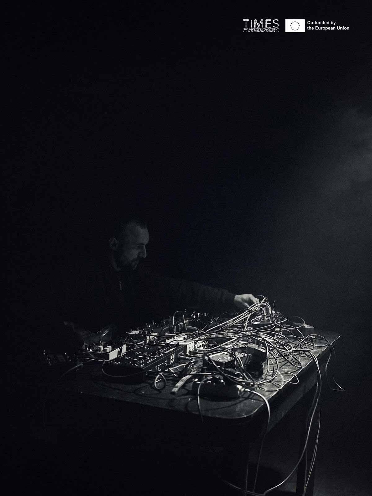 zdjęcie przedstawia Artur Rumiński